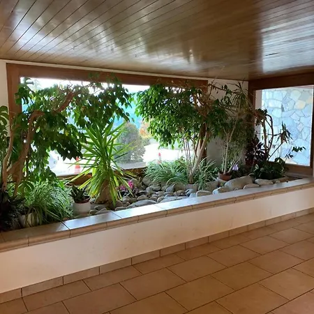 Montana Spacious 80m2 With Stunning View & Bus Stop Outside * 克莱恩 蒙塔纳